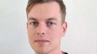 Mies katsoo kiinteästi kameraan.