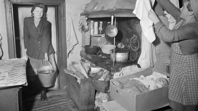 Tuvassa äiti Rauni Ball ja äitiyspakkauksessa tytär Raija Helena Ball vuodelta 1948.