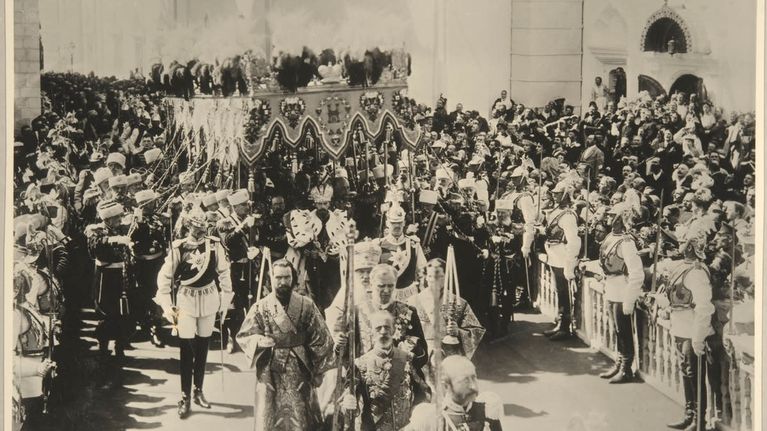 Keisari NikolaiII:n kruunajaiset. Hänen edessään oikealla luutnantti Carl Gustaf Emil Mannerheim Chevalier-kaartin  univormussa.
