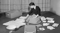 Äitiyspakkauksen sisältöä vuonna 1957.