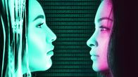 Kahden naisen kasvoprofiilit, taustalla koodia. 