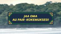 Kuvan taustalla ranta. Keskellä sininen laatikko, jonka sisällä teksti "jaa oma au pair -kokemuksesi".