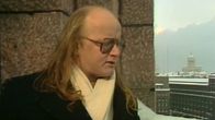 Juice Leskinen Helsingin rautatieaseman parvekkeella