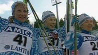 Marja-Liisa Kirvesniemi, Marjo Matikainen ja Pirkko Määttä vastaanottamassa kultaa 15 km hiihdosta Lahden MM-kisoissa 1989