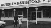 Toimittajakaksikko matkalla motelliin. Selvittävät, saako avioton pari majoittua samaan huoneeseen 1969.
