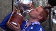 Jääkiekkoilija antaa pusun maailmanmestaruuspokaalille.