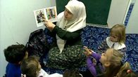 Isra Lehtinen opettaa lapsia dokumentissa Pohjantähden alla: Allahin nimeen (1998)
