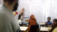 Muslimilapsia opiskelemassa ohjelmassa Sama Jumala kaikilla (2002)
