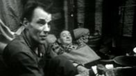 Kaksi miestä kodasssa ohjelmassa Kaamosjärven kalastajat (1969)