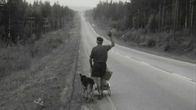 Arvo Saarinen koirineen protestimarssilla keskisuomalaiselle maantiellä 1967.