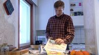 Mies selaa sanomalehtipinkkaa, ohjelmasta Media ja me (2004)