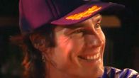 Ron Moss päässään violetti lippis hymyilee