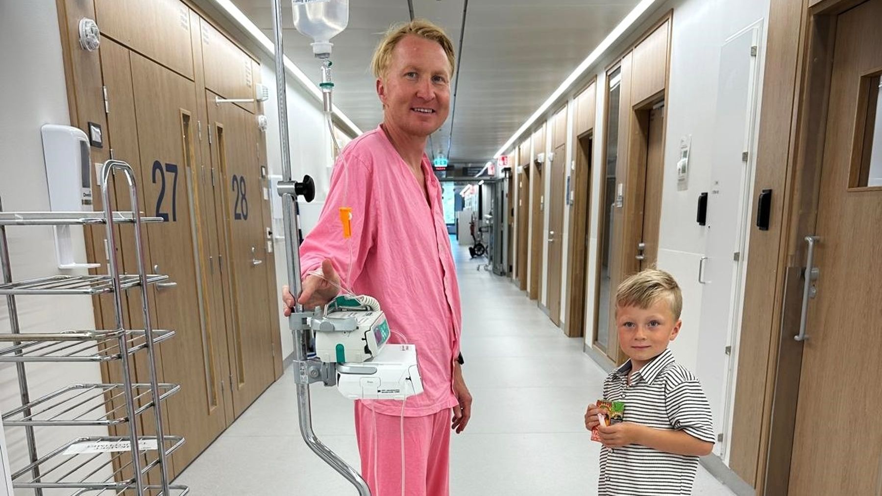 Mårten Boström och hans son Hugo står i en korridor på cancerkliniken i Mejlans.