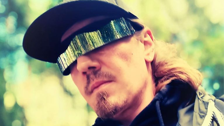 Henkilö aurinkolasit silmillään.