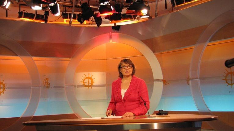 Vanha kuva NRK:m Karasjoen kuvausstudiosta. Kuvassa Berit Nystad lukee pohjoismaisia saamen tv-uutisia. 