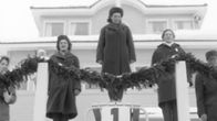 Siiri Rantanen (oikealla) palkintokorokkeella voitettuaan pronssia hiihdon pikamatkalla Lahdessa 1958