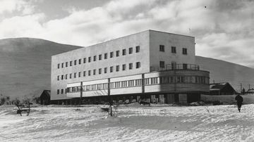 Pallastunturin vanha hotelli mustavalkoisessa talvisessa kuvassa.