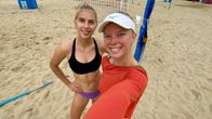 Sara Sinisalo ja Anniina Muukka ottivat selfien Kiinan turnauksen harjoitusten jälkeen.