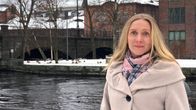 Marika Puolimatka seisoo veden äärellä ja katsoo kohti kameraa.