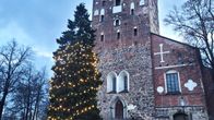 En julgran där en del av lamporna har slocknat.