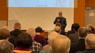 Hyvinvointialueen johtaja Tero Järvinen yleisötilaisuudessa Lapualla 24.11.2025.