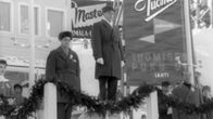 Veikko Hakulinen palkintopallilla Lahden MM-kisoissa 1958