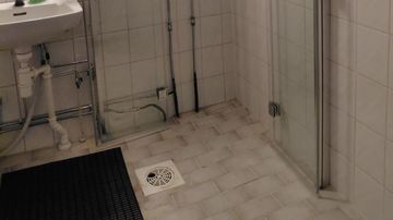 Suihkukaappi pesuhuoneessa. 