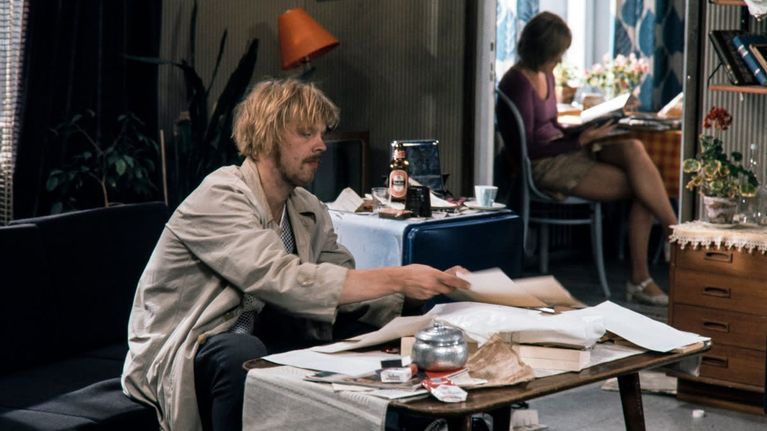 Ensimmäisen Uuno Turhapuro -elokuvan filmaukset Helsingin Pasilassa heinäkuussa 1973. Vesa-Matti Loiri Uuno Turhapuron roolissa. Näyttelijä Marjatta Raita taustalla.