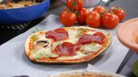 Pizza med mozarella och skinka..