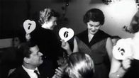 Osallistujia ja yleisöä Salpausselän kisatyttö -kilpailussa 1955