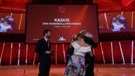 Michelin tähtien jakotilaisuus 2022. Kaskis-ravintolan perustajat halaavat lavalla.