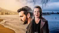 Kuvassa Andrés (Fran Perea) ja Hilkka (Riitta Havukainen) puoliksi Espanjan aurinkorannalla, puoliksi sinisessä suomalaisessa maisemassa.