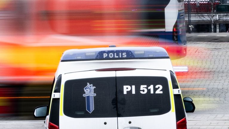 Poliisi vartioi Tampereen Keskustorilla. Takaa menee paloauto.