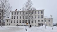 Valkoinen, kolmikerroksinen Kontion koulu. Kuva otettu talvella.