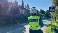 Poliisi valvoo liikennettä Hämeenlinnassa pientaloalueella. Moottoripyöräpoliisi selkä kameraan päin ja kypärä päässä.
