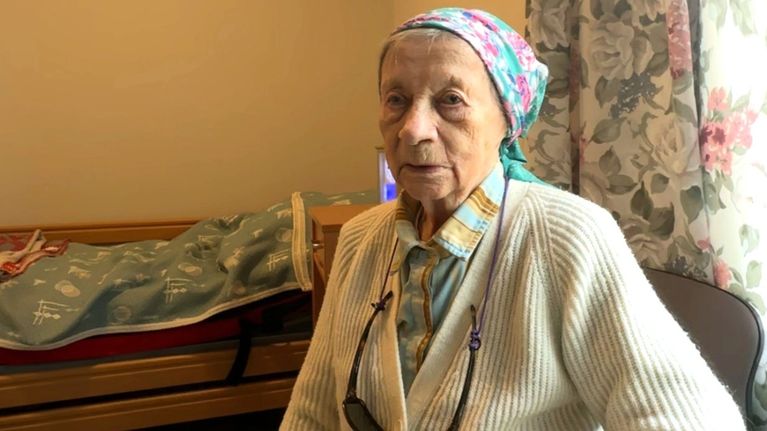 Ikäihminen Anne Kirsten Pajuranta huoneessaan Karigasniemen palvelutalossa. 