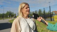 Rektor Charlotta Sillman intervjuas, en person håller upp en Yle-mikrofon mot henne. I bakgrunden syns en byggarbetsplats.