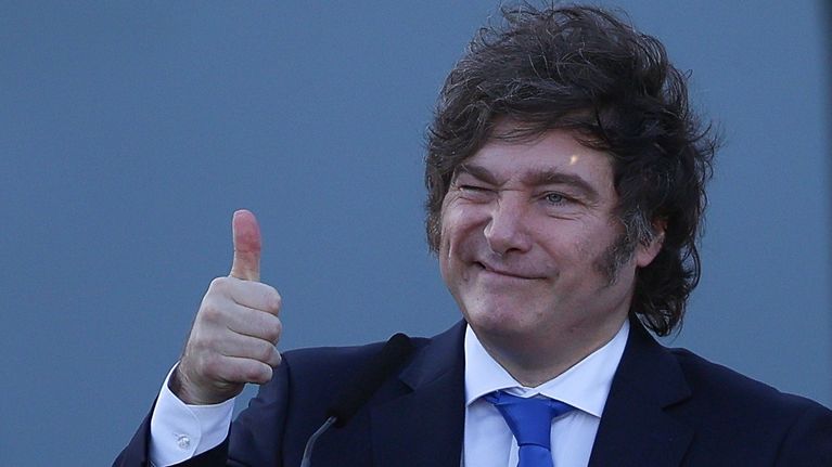 Argentiinan presidentti Javier  Milei iskee silmää ja näyttää peukkua.