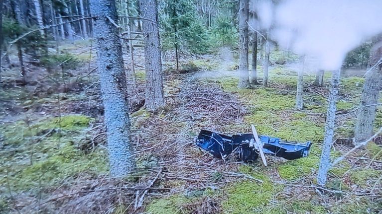Television näytöllä kuva pahoin vahingoittuneesta droonista.