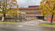 Porin oikeustalo, pihalla rakennustelineitä