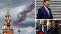 Kuvakombossa Moskovan voitonpäivän paraatin lentokoneita joista tupruaa valkoista, sinistä ja punaista savua, Xi Jinping ja Vladimir Putin ruusukimppu kädessä.