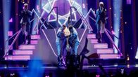 Saara Aalto lavalla tanssijoiden syliin heittäytyneenä.
