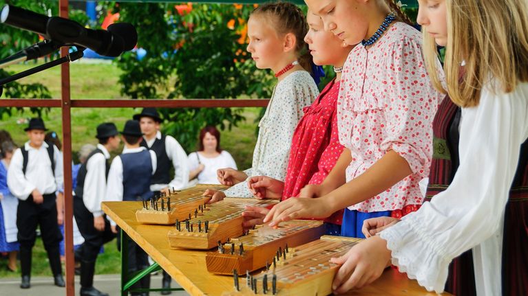 Tyttöjä soittamassa kannelta