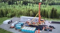 Suuri pora syvää lämpökaivoa varten Tampereen Tarastenjärvellä.Pora on metsikön ympäröimällä sorapintaisella alueella.