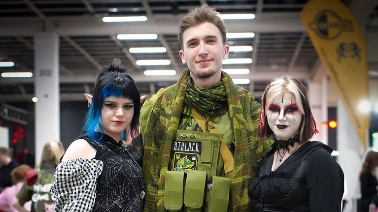 Comic Conin yleisöä, Kateryna Volenko, Artem Khabibun ja Viktoria Volenko.