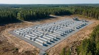 Område med grå containrar i en skog.