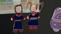Kuvassa paperinuket liimattuna luokkahuoneen oveen.