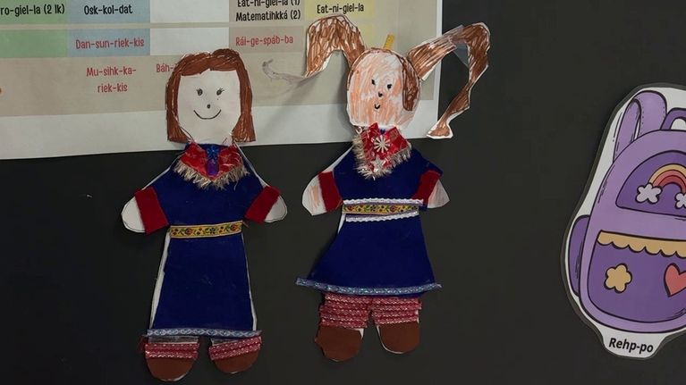 Kuvassa paperinuket liimattuna luokkahuoneen oveen.