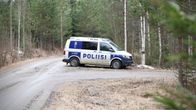 Poliisiauto metsätien varrella.