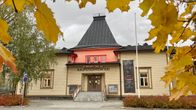 Kuvassa on Valkeakosken kaupunginteatteri etupihalta kuvattuna, vaalean keltainen lautaseinä ja musta pellitetty torni. 